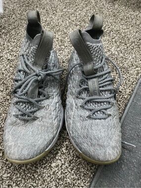 Nike Men’s Gray Knit Sneakers